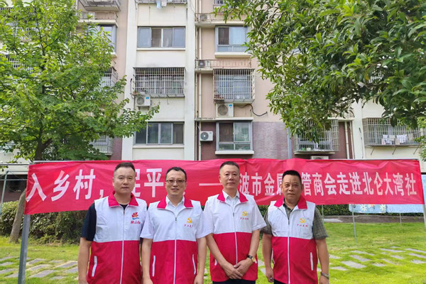 走鄉(xiāng)村，促平安——寧波金星軟管走進大灣社開展公益捐贈活動